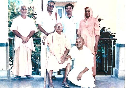 From left to right  1985  Sw Shatyananda Sw Muktananda Salil Babu Dr Ashish Banerjee Sw Ganeshananda Br Ashish